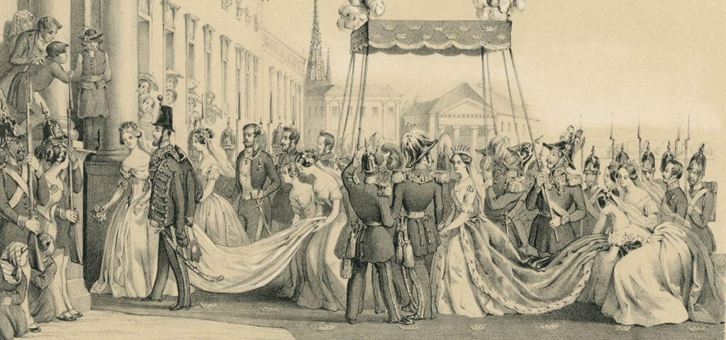 Historisk illustration av kronprins Karl (senare Karl XV) och Lovisa av Nassau-Oraniens hemkomst till Kungliga slottet i Stockholm efter deras bröllop den 19 juni 1850. Brudparet leds uppför slottstrappan, omgivet av hovfolk, militärer och festklädda deltagare i en högtidlig procession. I bakgrunden syns stadsmiljö och åskådare som följer ceremonin.