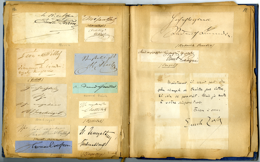 Ett uppslag ur ett av tonsättaren Ivar Hallströms autografalbum. Det öppna uppslaget visar en samling inklistrade namnteckningar och ett handskrivet brev från olika personer, ordnade på albumets sidor.