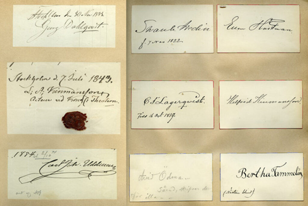 Montage med två uppslag ur ett autografalbum med inklistrade namnteckningar från svenska skådespelare och teaterpersonligheter. På den vänstra sidan syns bland annat Georg Dahlqvist, Lars Hjortsberg och Lars Hiort af Ornäs. På den högra sidan finns autografer från bland andra Sven Adolf Hedin, Emma Hartman, C. I. Lagerqvist, Helfrid Kinmanson och Bertha Tammelin. Namnteckningarna är monterade på små papperslappar mot albumets gulnade sidor.